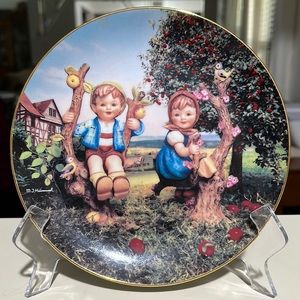 MI Hummel Plate Collection Little Companions # LR8950 ‘Apple Tree Boy and Girl’.